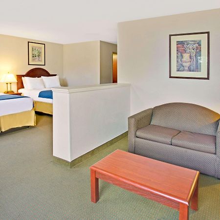 Days Inn & Suites By Wyndham Laurel Near Fort Meade Экстерьер фото