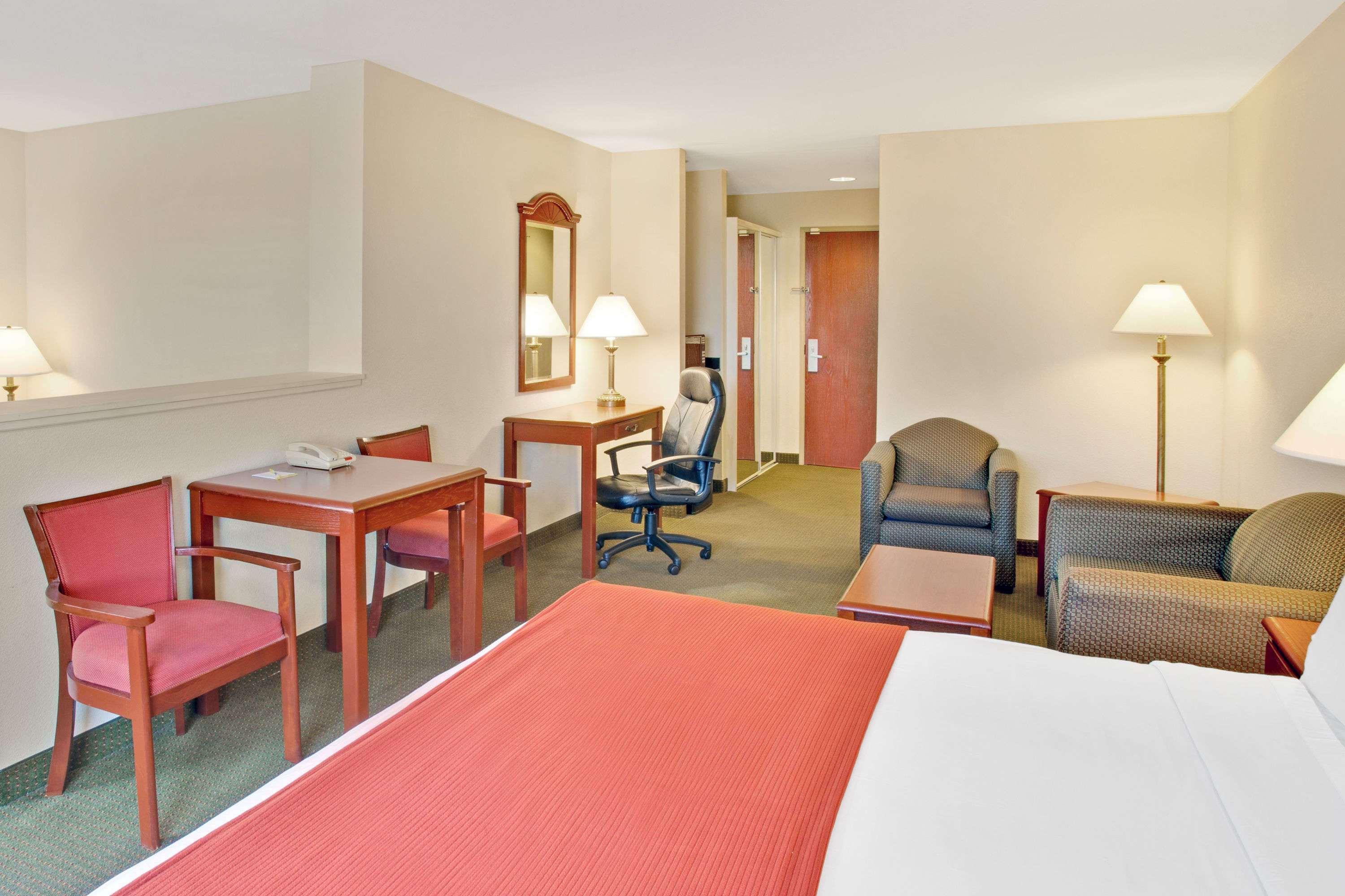 Days Inn & Suites By Wyndham Laurel Near Fort Meade Экстерьер фото
