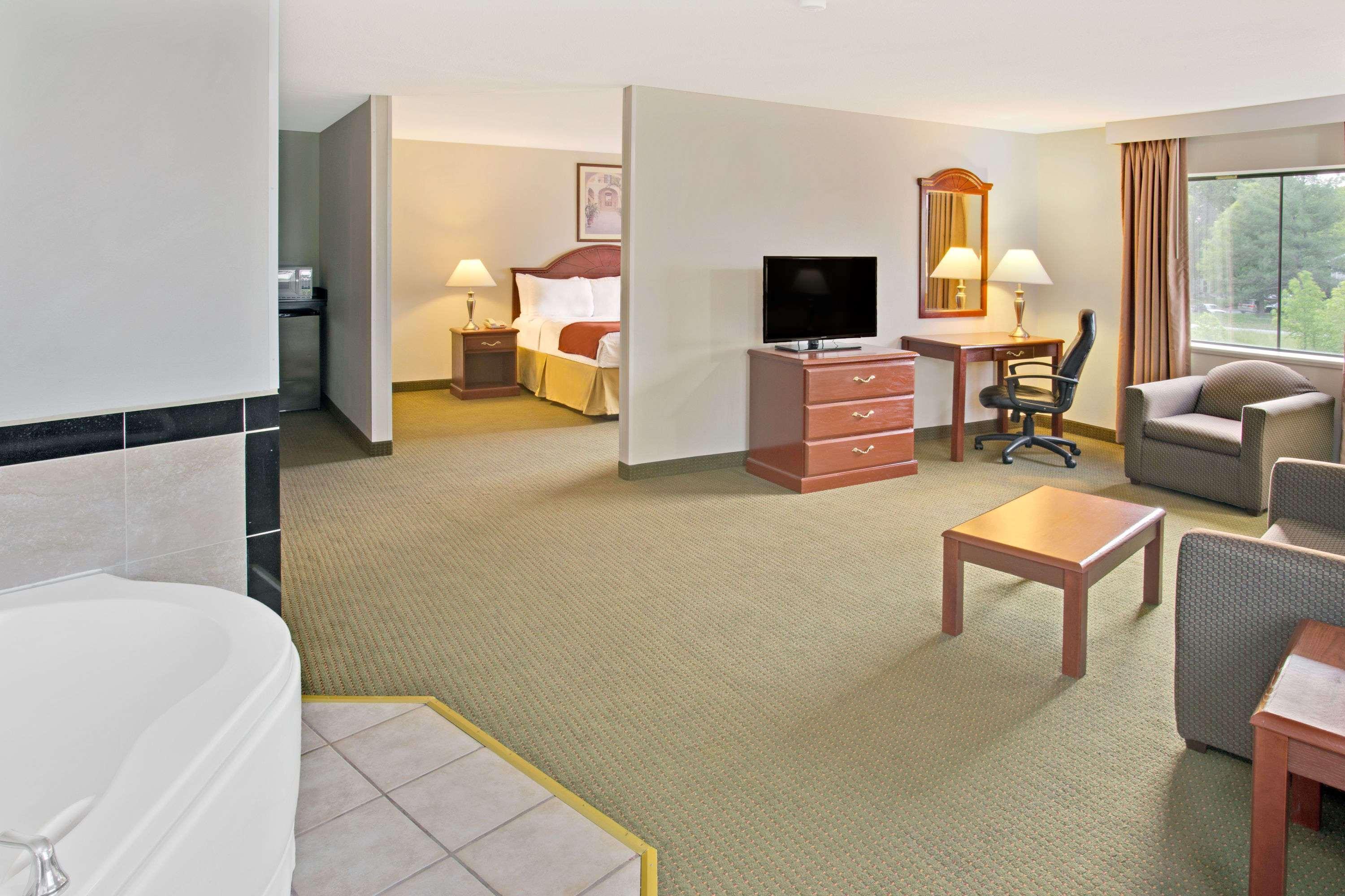 Days Inn & Suites By Wyndham Laurel Near Fort Meade Экстерьер фото