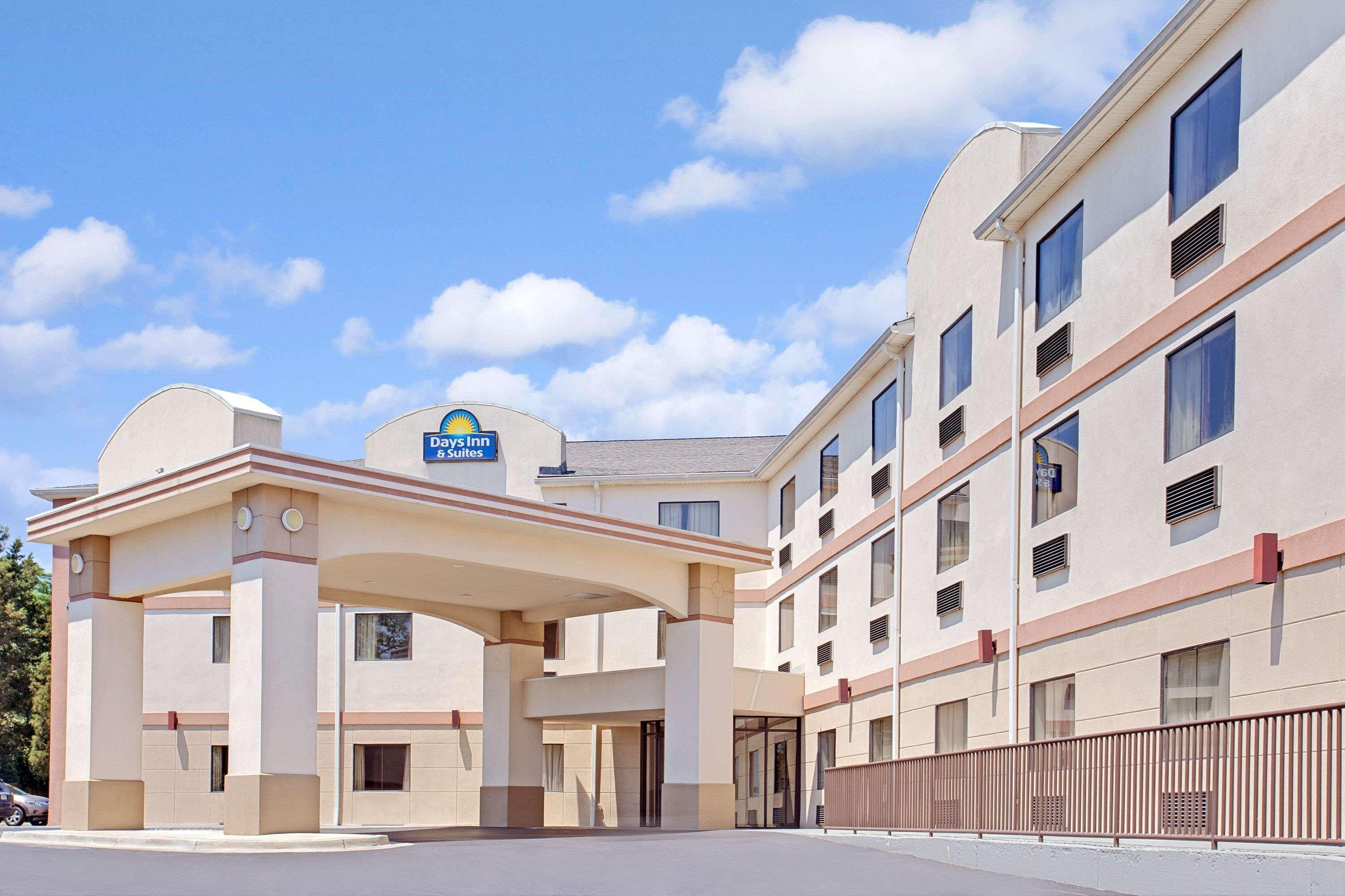 Days Inn & Suites By Wyndham Laurel Near Fort Meade Экстерьер фото