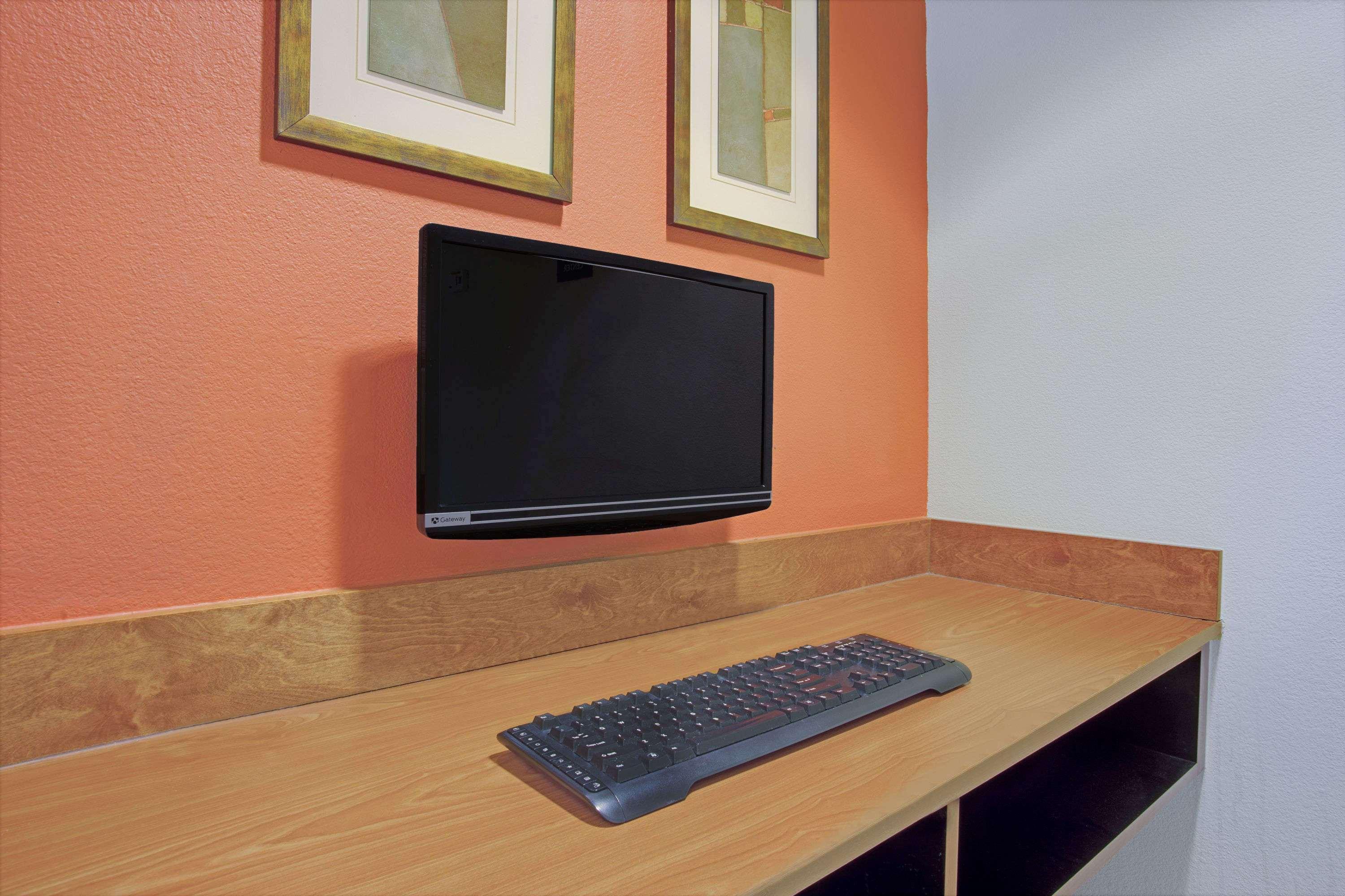 Days Inn & Suites By Wyndham Laurel Near Fort Meade Экстерьер фото